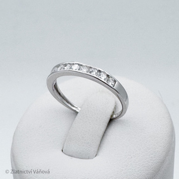 Stříbrný prsten se zirkony